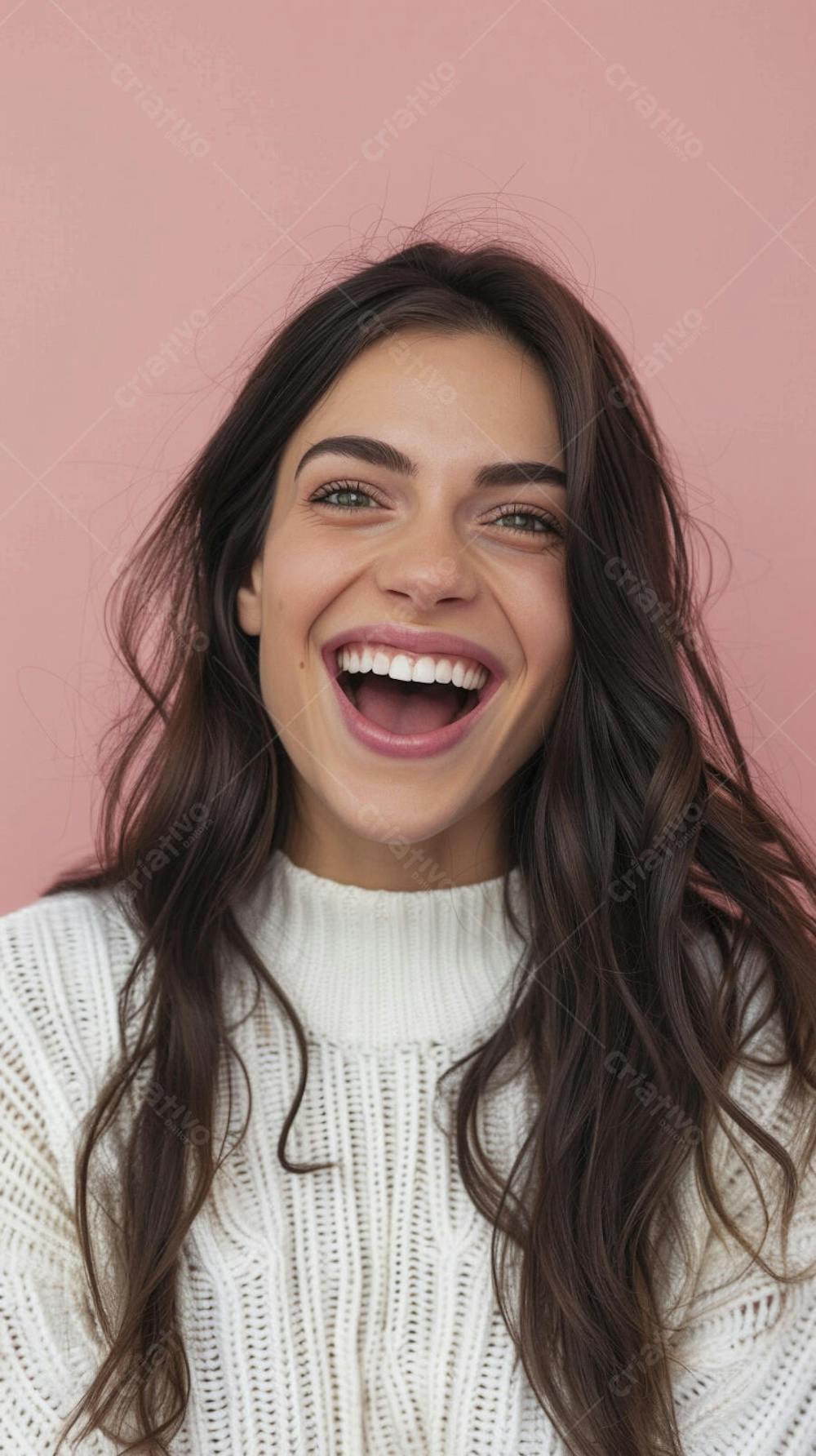 Mulher sorridente expressando felicidade com fundo rosa