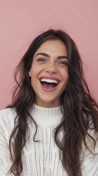Mulher sorridente expressando felicidade com fundo rosa