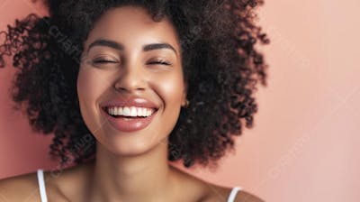 Mulher sorridente expressando felicidade com fundo rosa