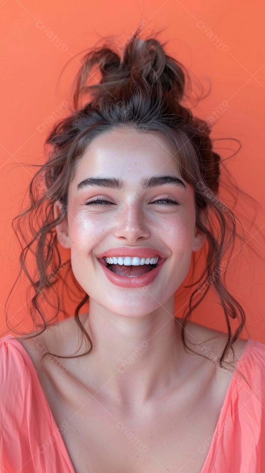 Mulher rindo fundo laranja retrato