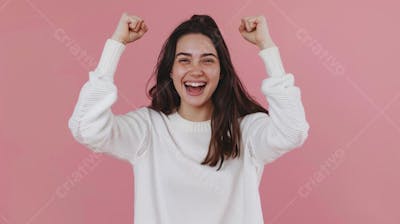 Mulher sorridente expressando felicidade com fundo rosa