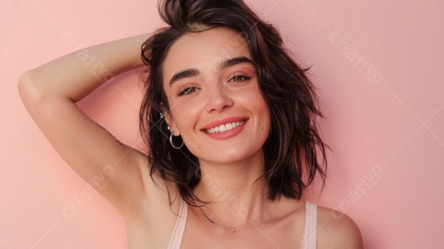 Mulher sorrindo fundo rosa cabelo curto