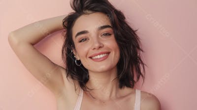 Mulher sorridente expressando felicidade com fundo rosa