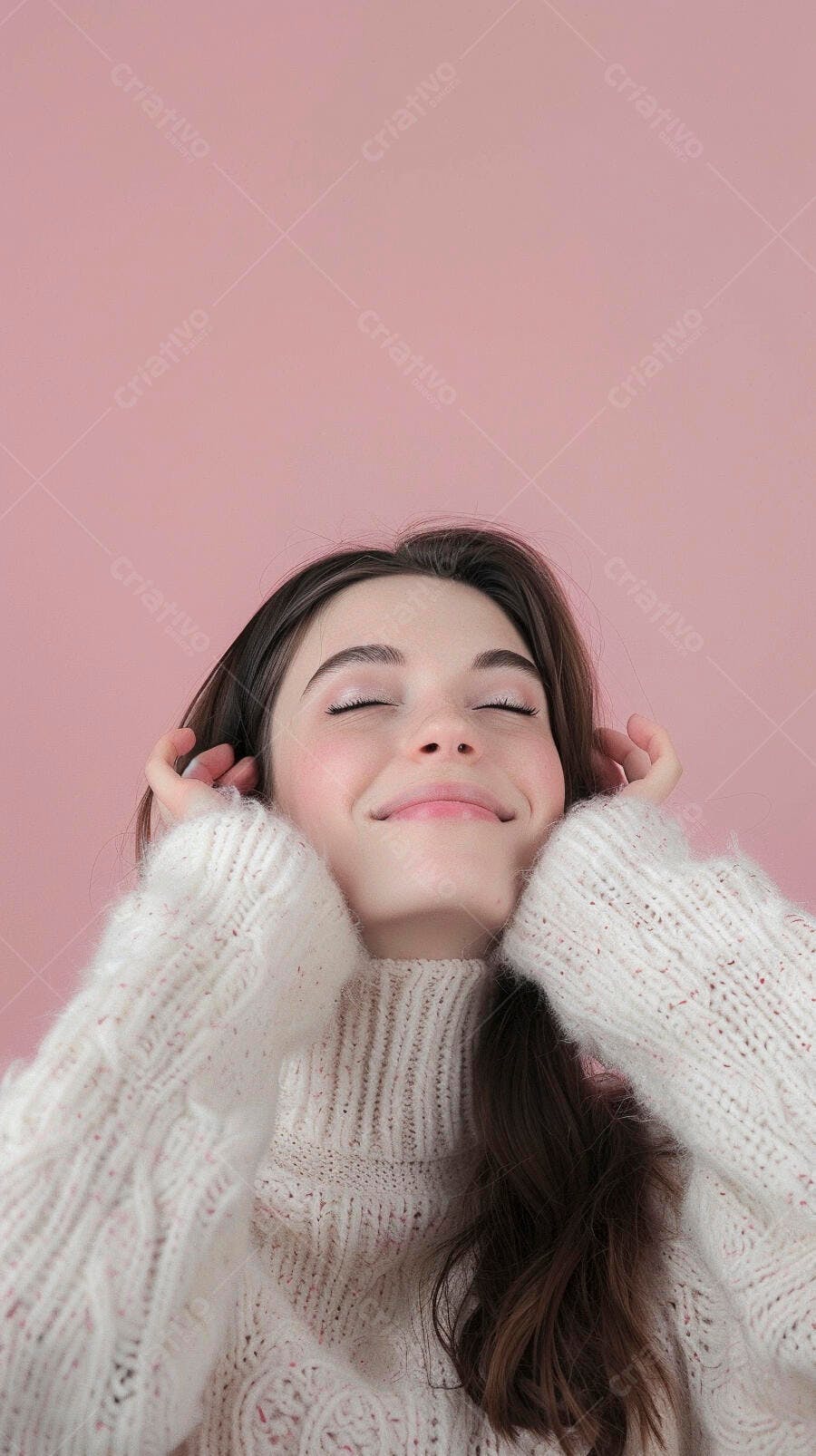 Mulher feliz em suéter branco fundo rosa