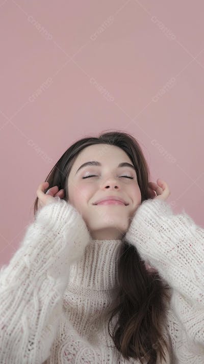 Mulher sorridente expressando felicidade com fundo rosa