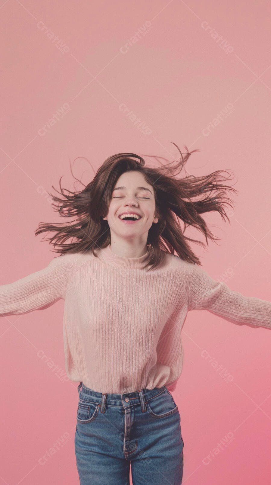Mulher jovem feliz cabelo ao vento fundo rosa