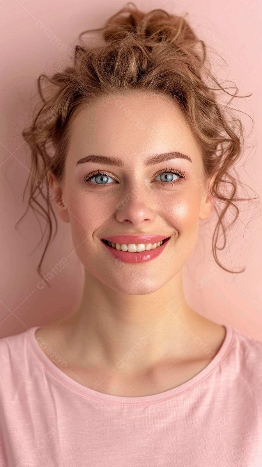 Mulher jovem sorrindo fundo rosa