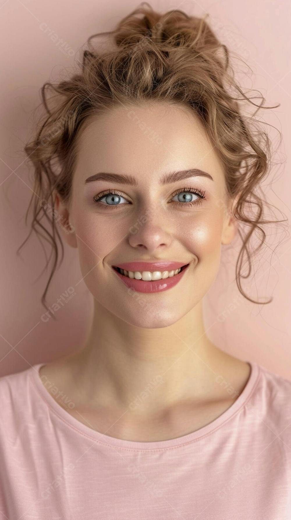Mulher sorridente expressando felicidade com fundo rosa