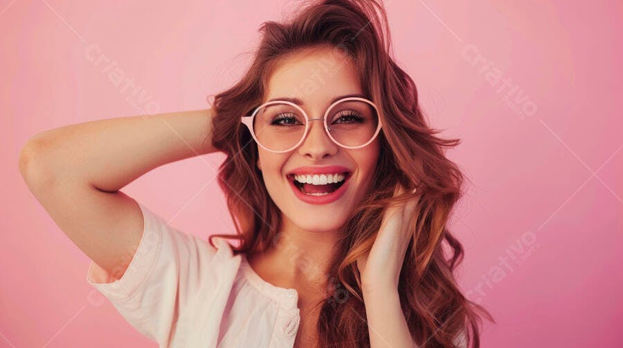 Mulher sorrindo óculos rosa fundo rosa