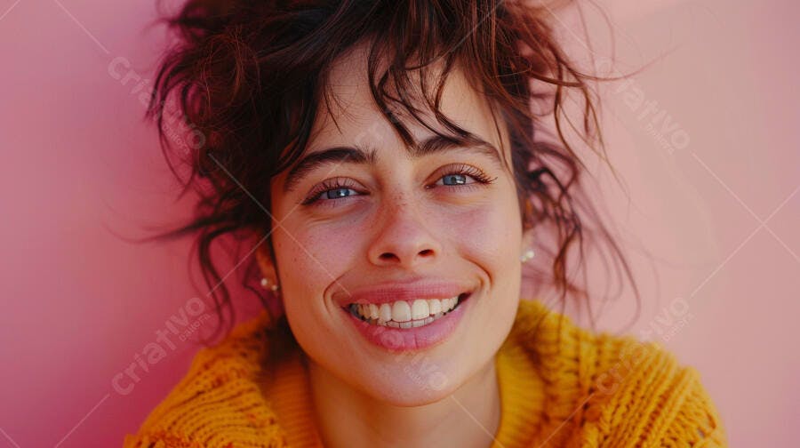 Mulher sorrindo fundo rosa suéter amarelo
