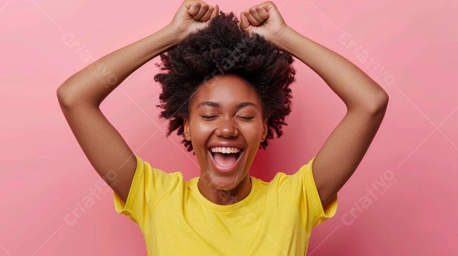 Mulher negra alegre com cabelo afro
