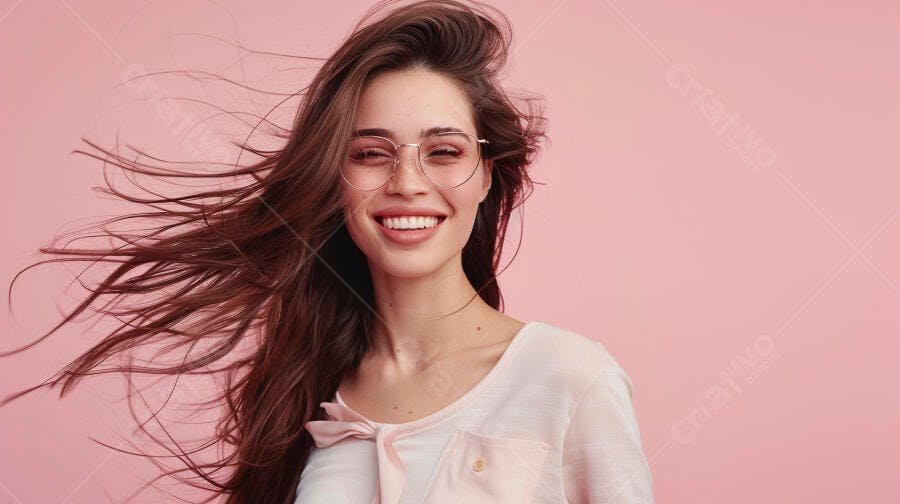 Mulher sorridente com cabelos ao vento fundo rosa