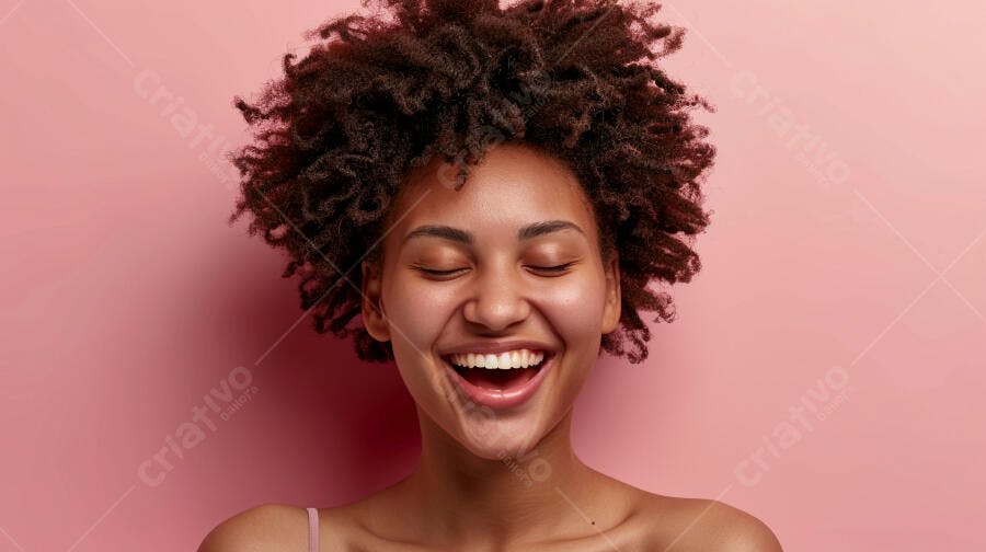 Mulher negra sorrindo fundo rosa