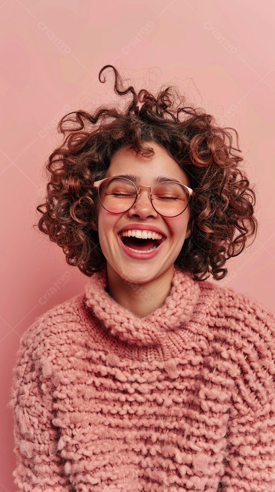 Mulher rindo com óculos e suéter rosa