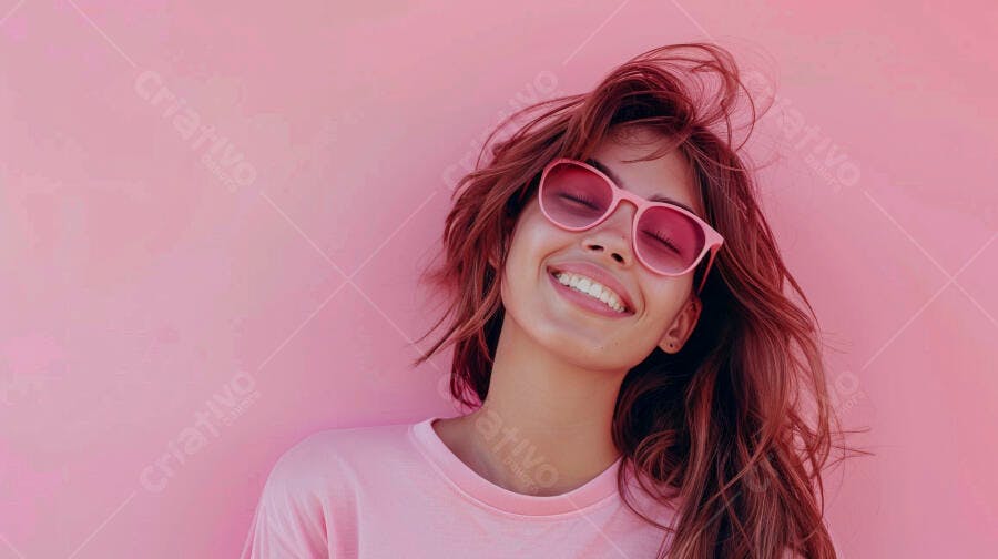 Mulher feliz usando óculos rosa fundo rosa
