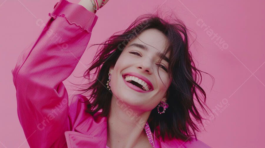 Mulher rindo fundo rosa jaqueta rosa