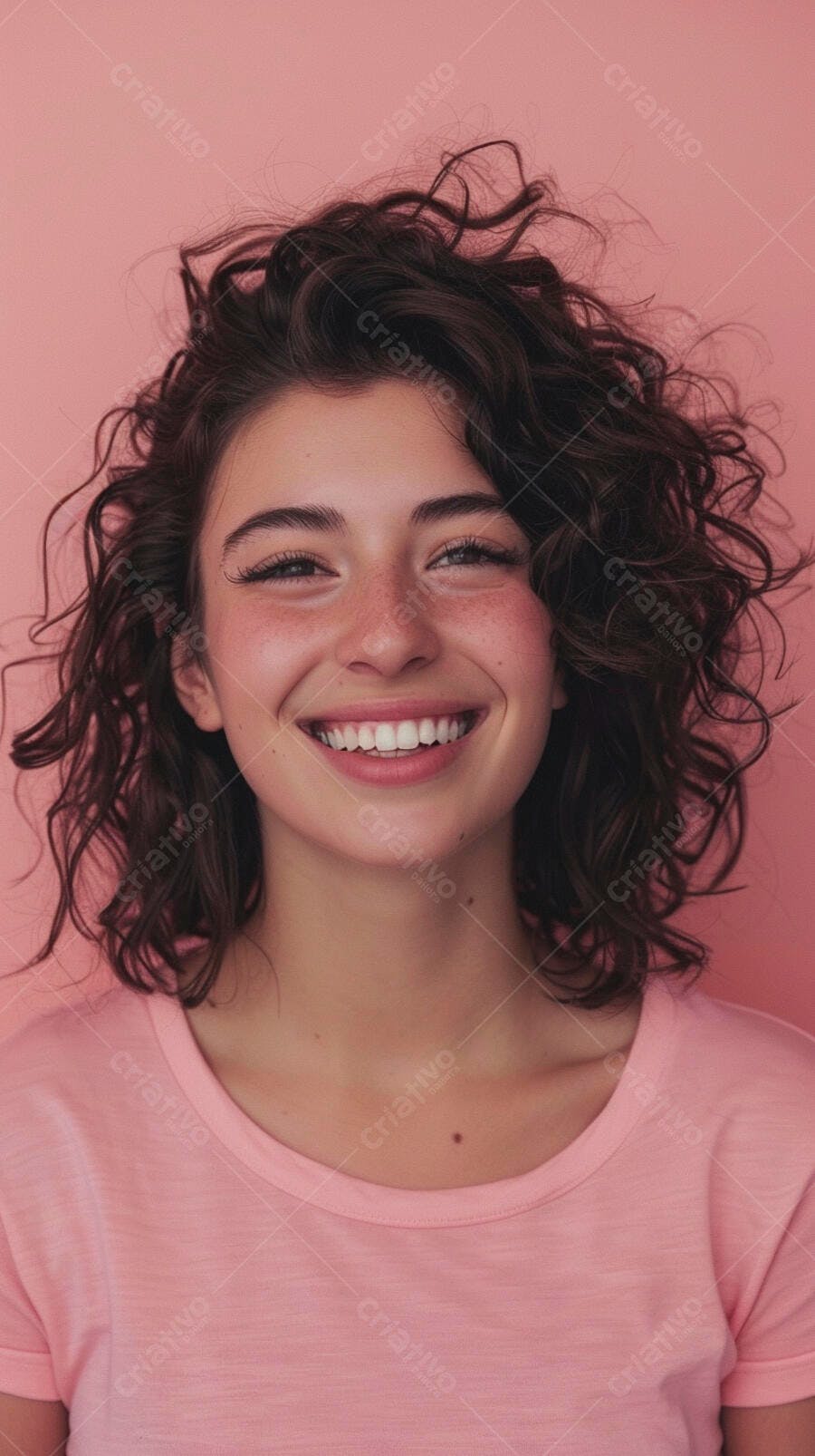 Mulher jovem sorrindo fundo rosa