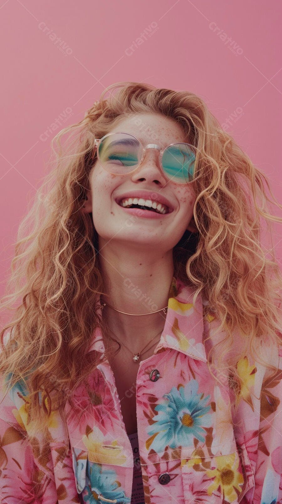 Mulher rindo com óculos rosa e camisa floral