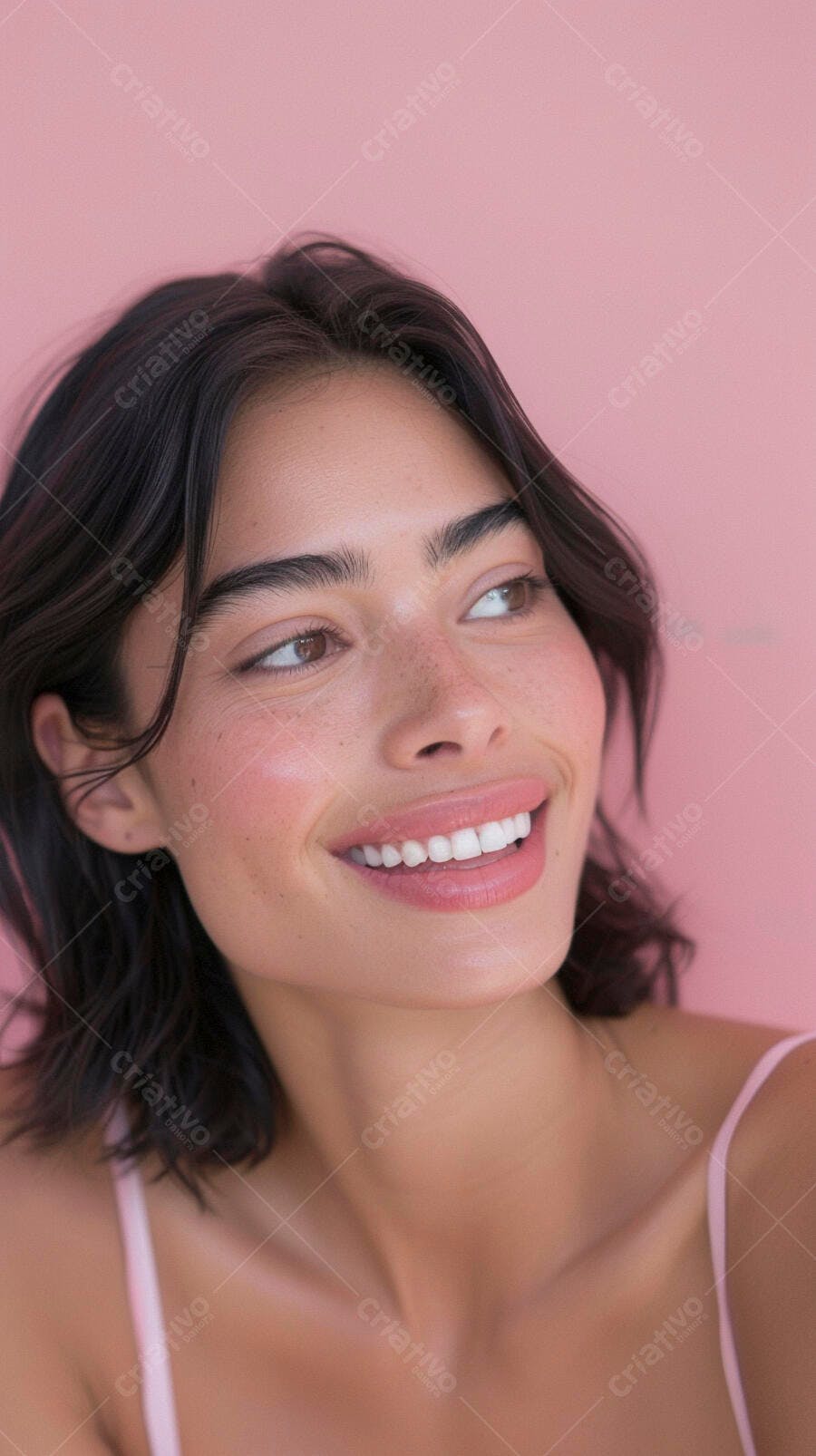 Mulher sorrindo fundo rosa