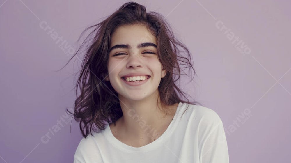 Mulher sorridente expressando alegria com fundo lilás
