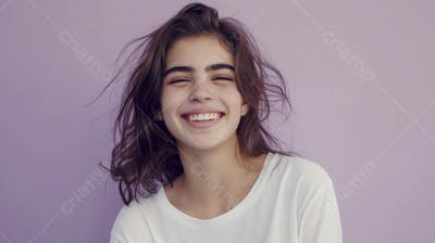 Mulher sorridente expressando alegria com fundo lilás
