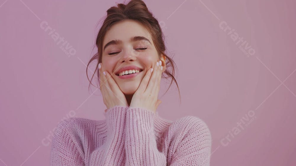 Mulher sorridente expressando alegria com fundo lilás