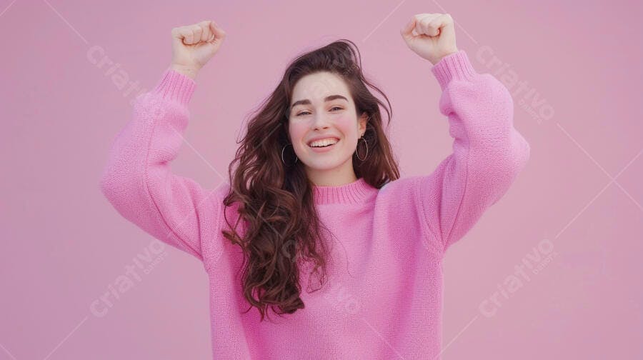 Mulher feliz em suéter rosa comemorando