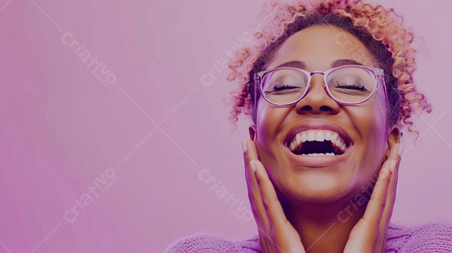 Mulher negra rindo fundo roxo