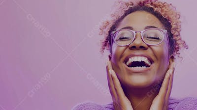 Mulher sorridente expressando alegria com fundo lilás