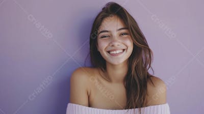 Mulher sorridente expressando alegria com fundo lilás
