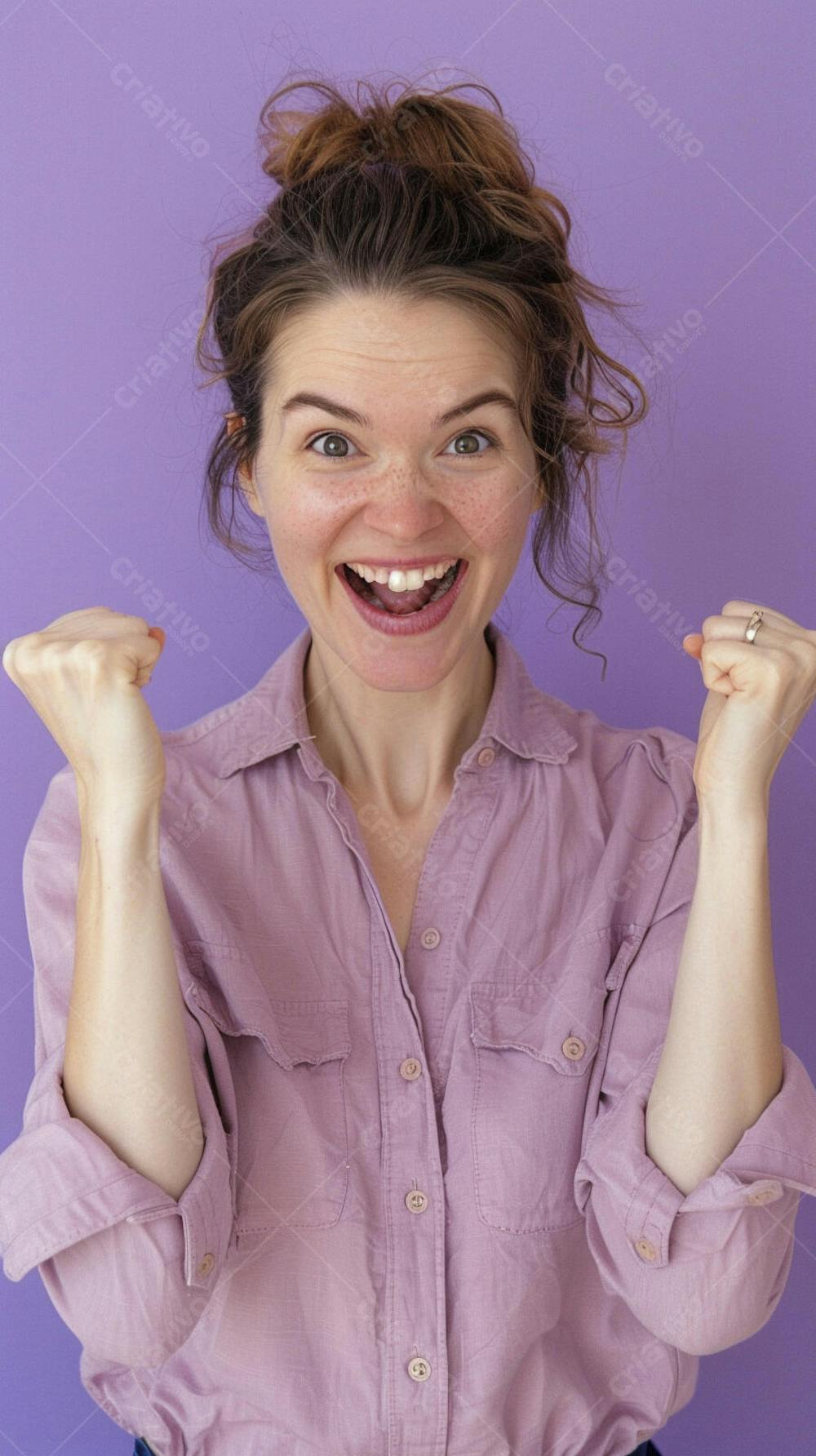 Mulher sorridente expressando alegria com fundo lilás
