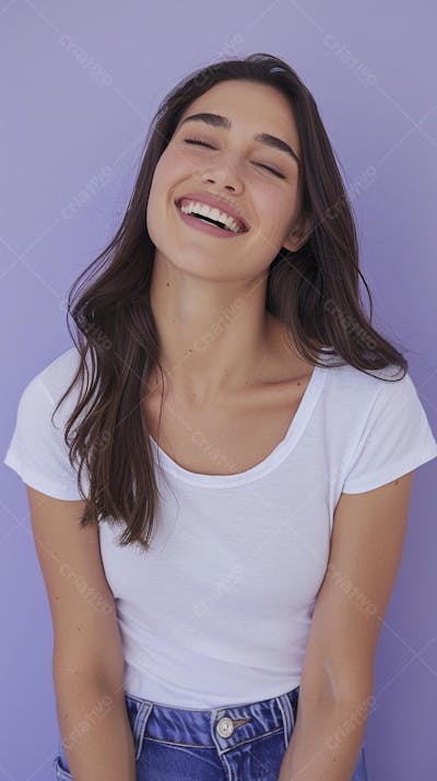 Mulher sorridente expressando alegria com fundo lilás