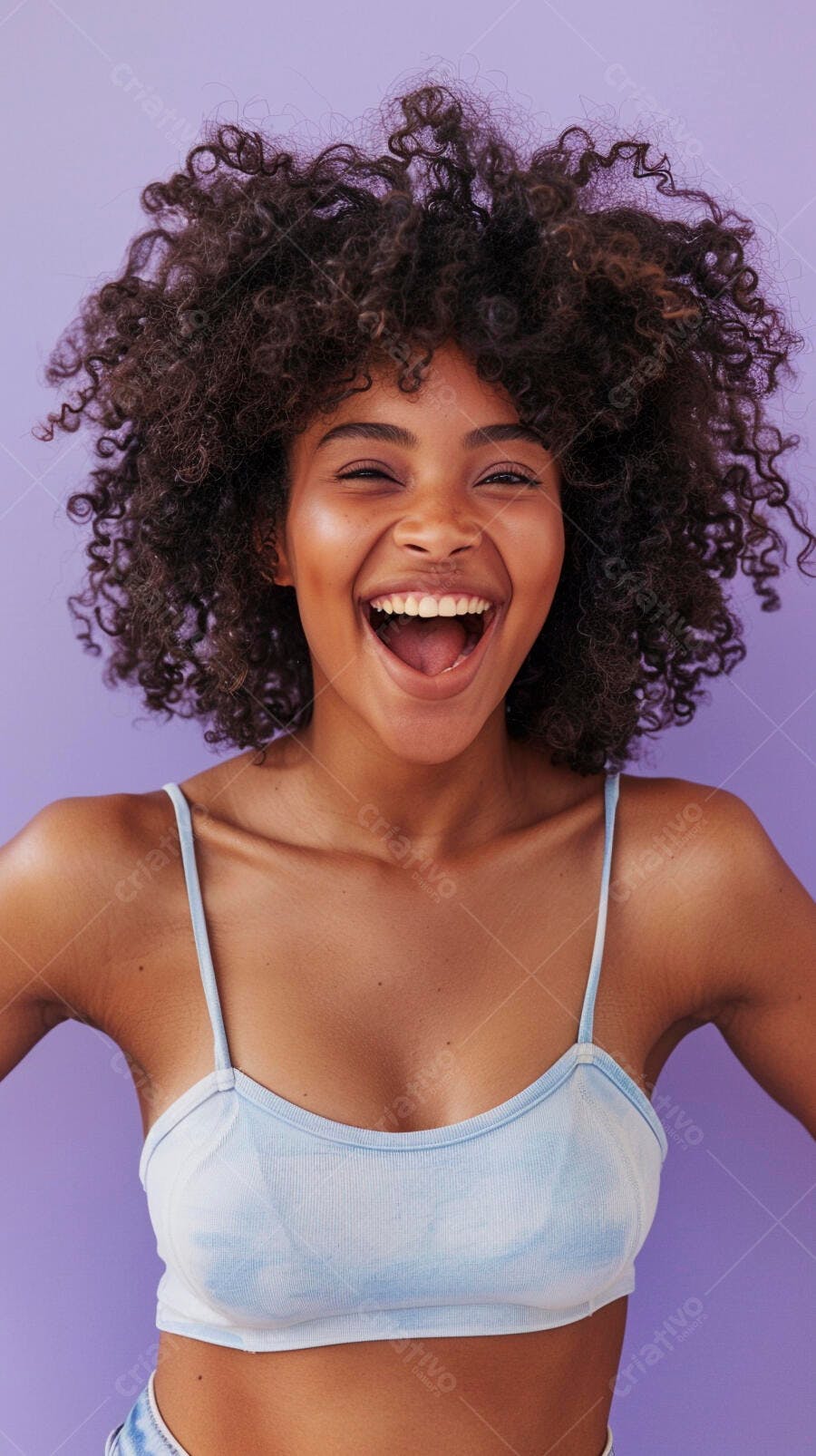 Mulher negra sorrindo fundo roxo