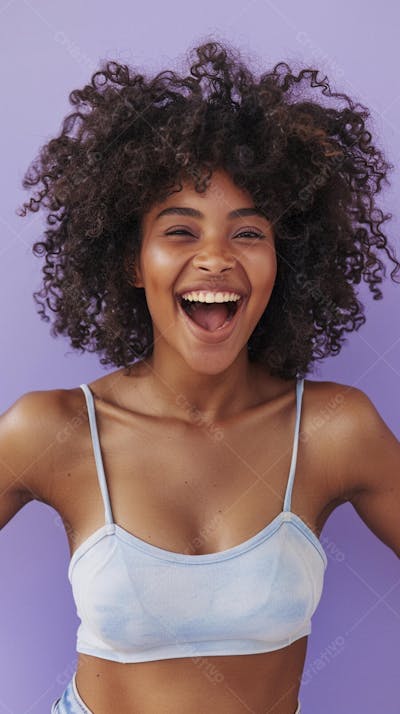 Mulher sorridente expressando alegria com fundo lilás