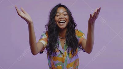 Mulher sorridente expressando alegria com fundo lilás