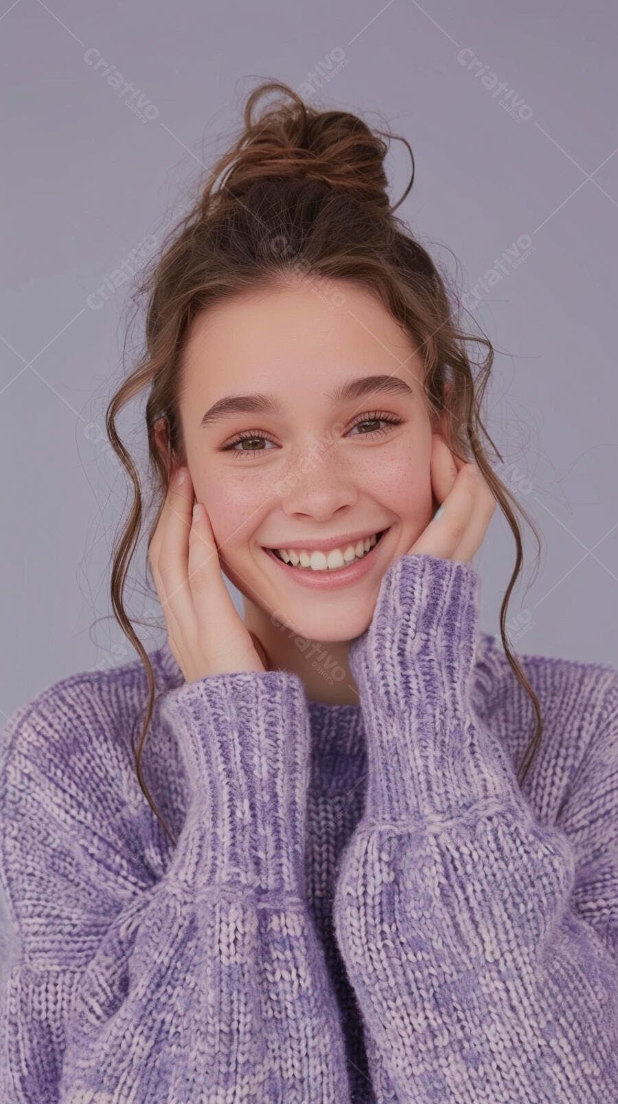 Mulher jovem feliz usando suéter lilás