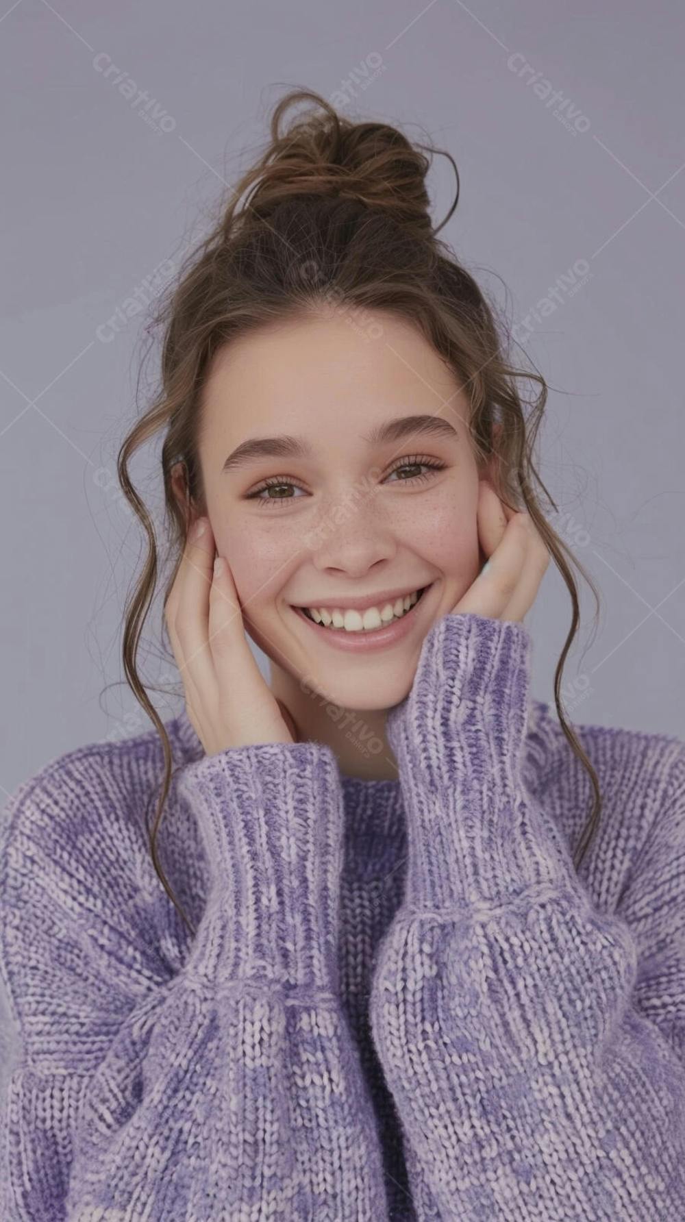 Mulher sorridente expressando alegria com fundo lilás
