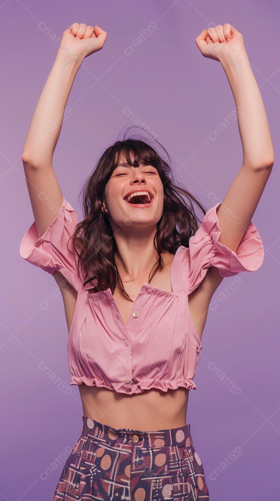 Mulher jovem feliz braços levantados fundo roxo