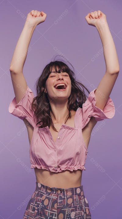 Mulher sorridente expressando alegria com fundo lilás