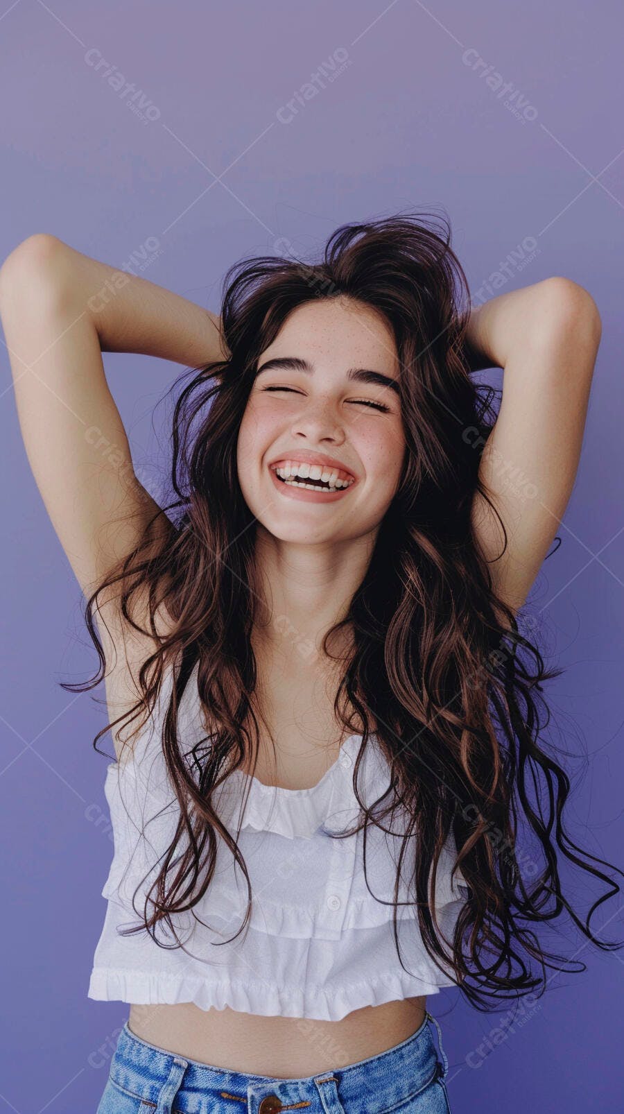 Mulher jovem rindo fundo roxo