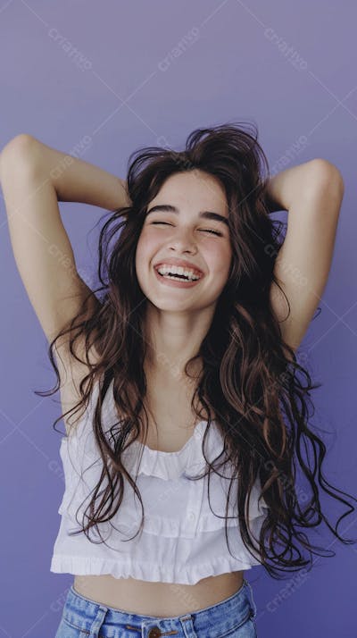 Mulher sorridente expressando alegria com fundo lilás