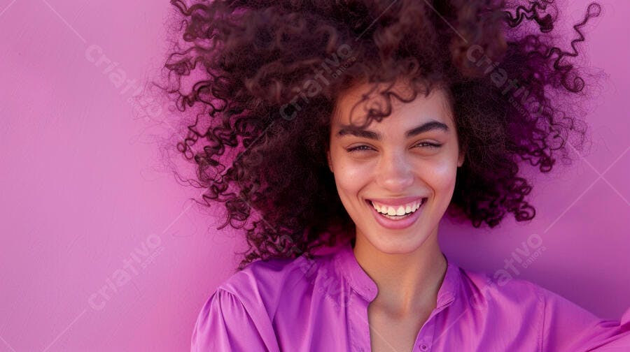 Mulher sorridente cabelo cacheado fundo rosa