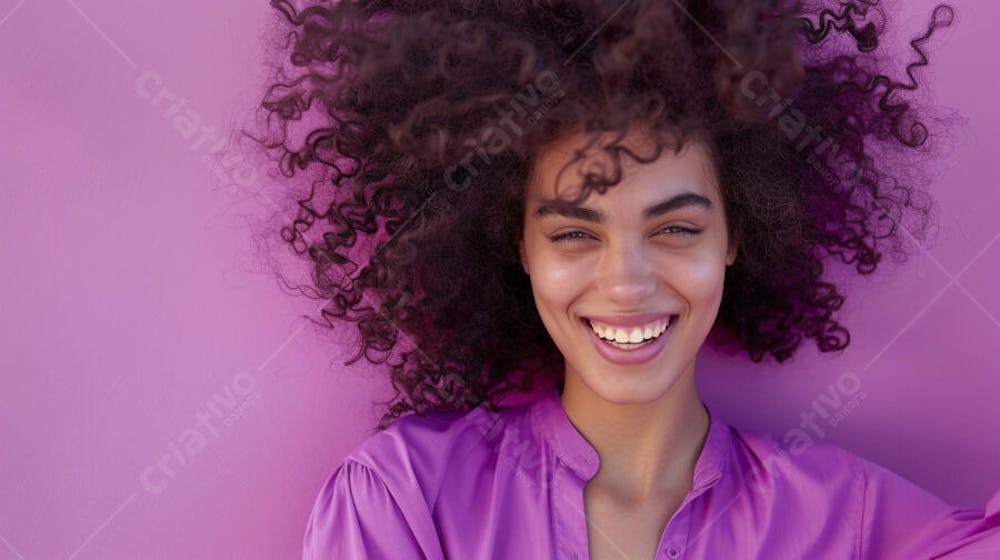Mulher sorridente expressando alegria com fundo lilás