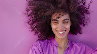 Mulher sorridente expressando alegria com fundo lilás