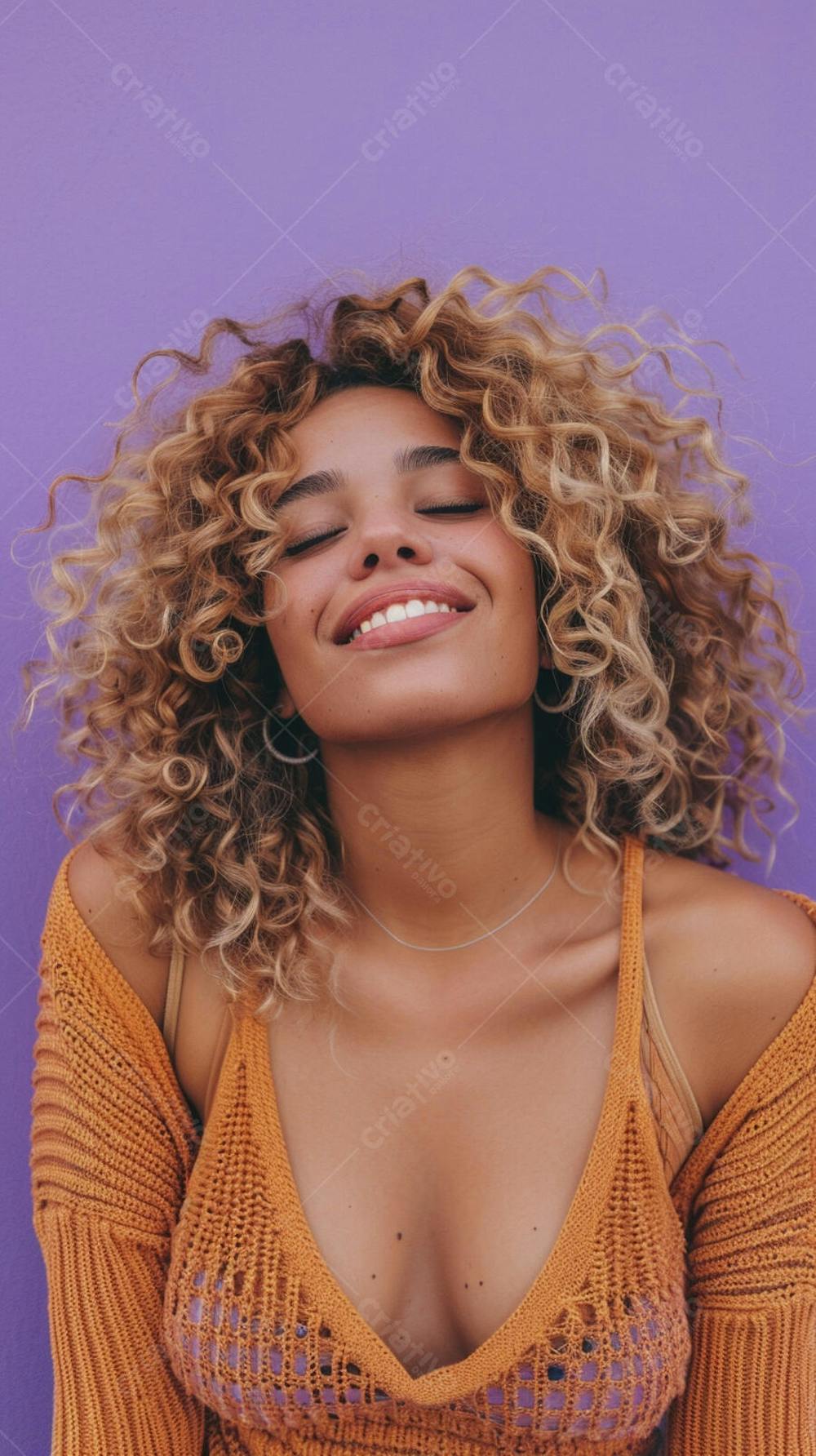 Mulher sorridente expressando alegria com fundo lilás