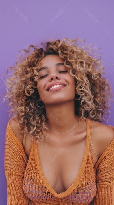 Mulher sorridente expressando alegria com fundo lilás
