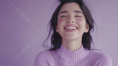 Mulher sorridente expressando alegria com fundo lilás