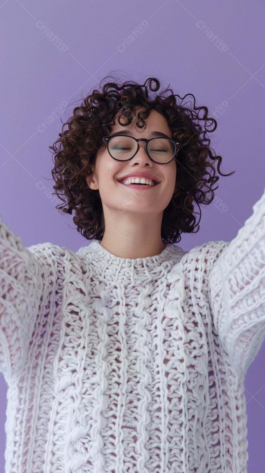 Mulher feliz com suéter branco fundo roxo