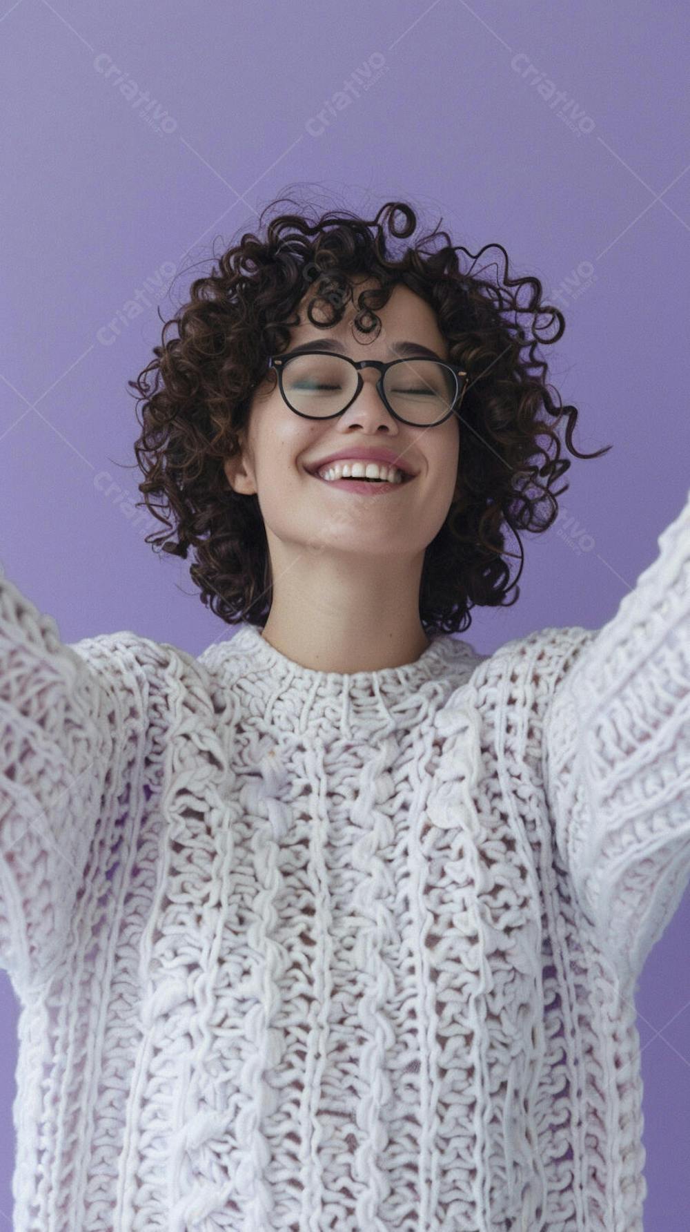 Mulher sorridente expressando alegria com fundo lilás