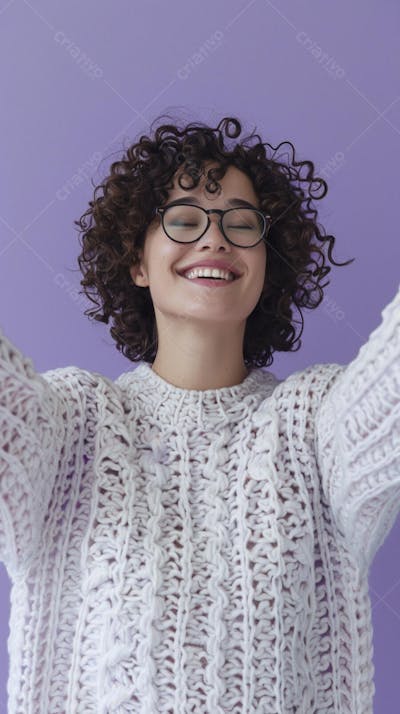 Mulher sorridente expressando alegria com fundo lilás